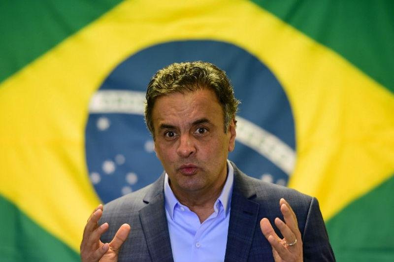 Candidato do PSDB &agrave; presid&ecirc;ncia criticou a postura da presidente Dilma sobre as den&uacute;ncias de corrup&ccedil;&atilde;o