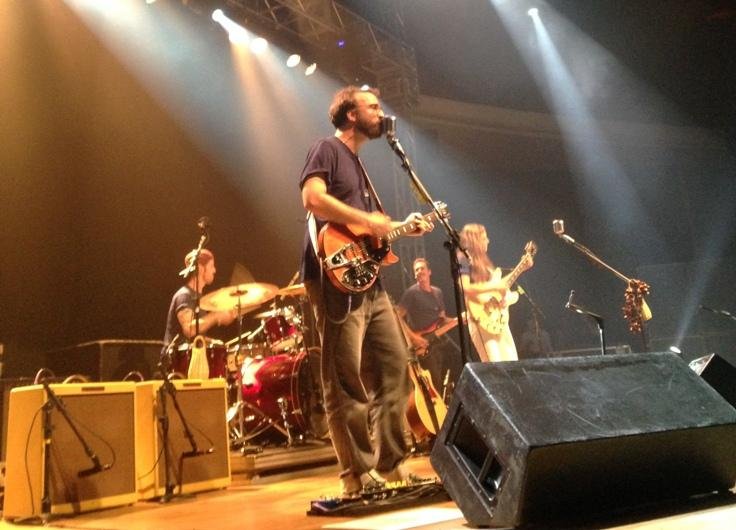Trio empolgou e j&aacute; na primeira m&uacute;sica pediu para todo mundo levantar e `fazer o que quiser&acute;