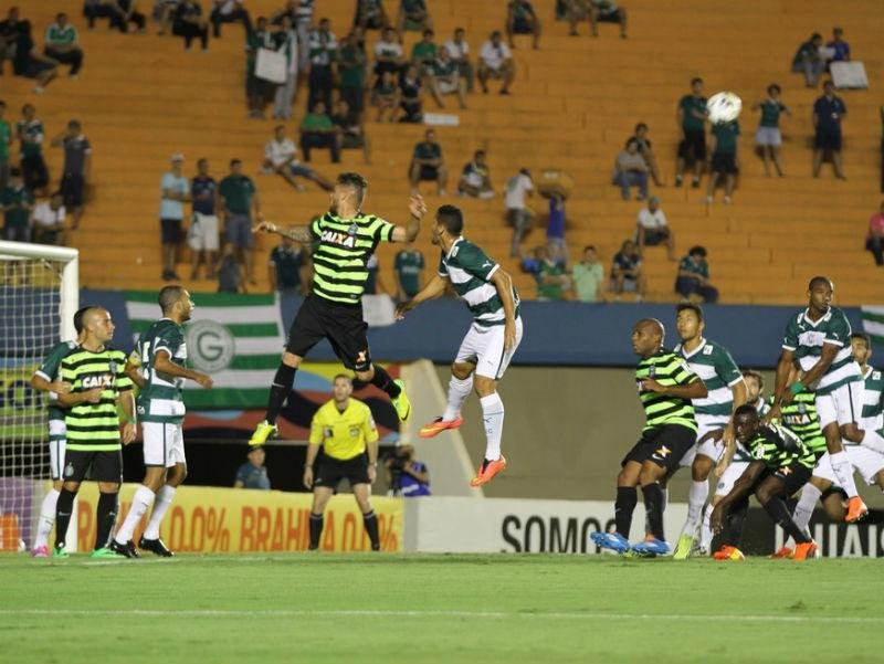 Goi&aacute;s fez 3 a 0 no Coxa no Serra Dourada