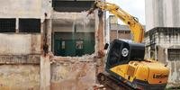 Demolição e a remoção dos restos do primeiro complexo levarão 45 dias até a conclusão
