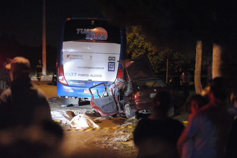 Ve&iacute;culo ficou parcialmente esmagado sob coletivo