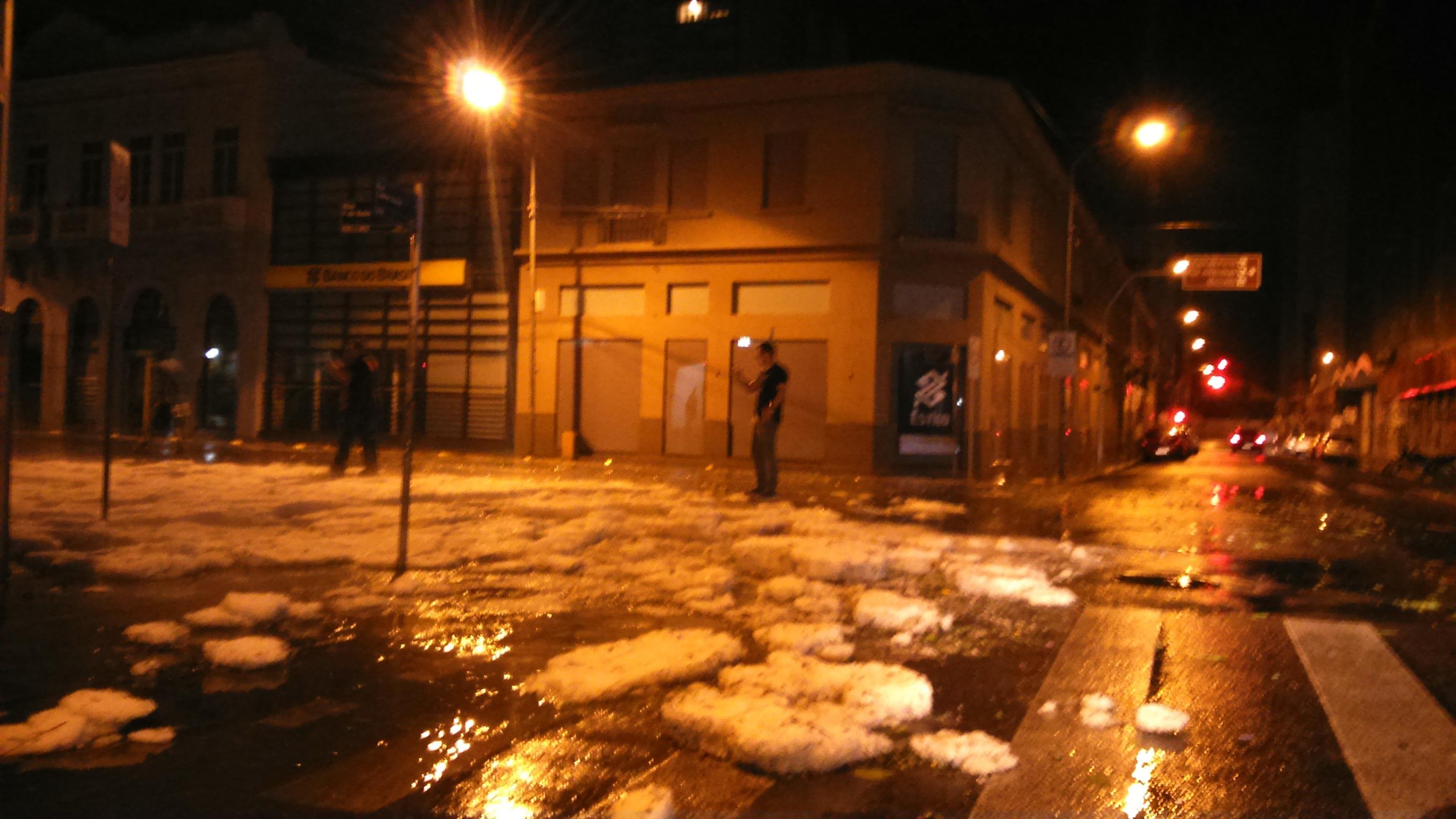 Blocos de granizo chegaram a se acumular na Caldas J&uacute;nior