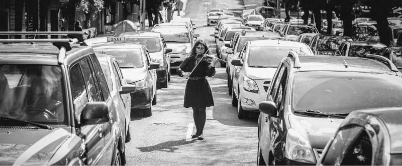O fot&oacute;grafo e gravurista Marcius Andrade vai distribuir fotos pela Capital