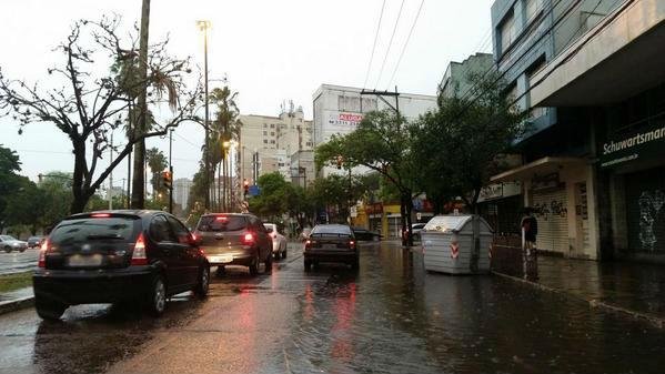 Chuva causa transtornos no tr&acirc;nsito de Porto Alegre 