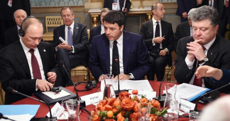 Reuni&atilde;o em Mil&atilde;o entre Vladimir Putin (E) e Petro Poroshenko (D)