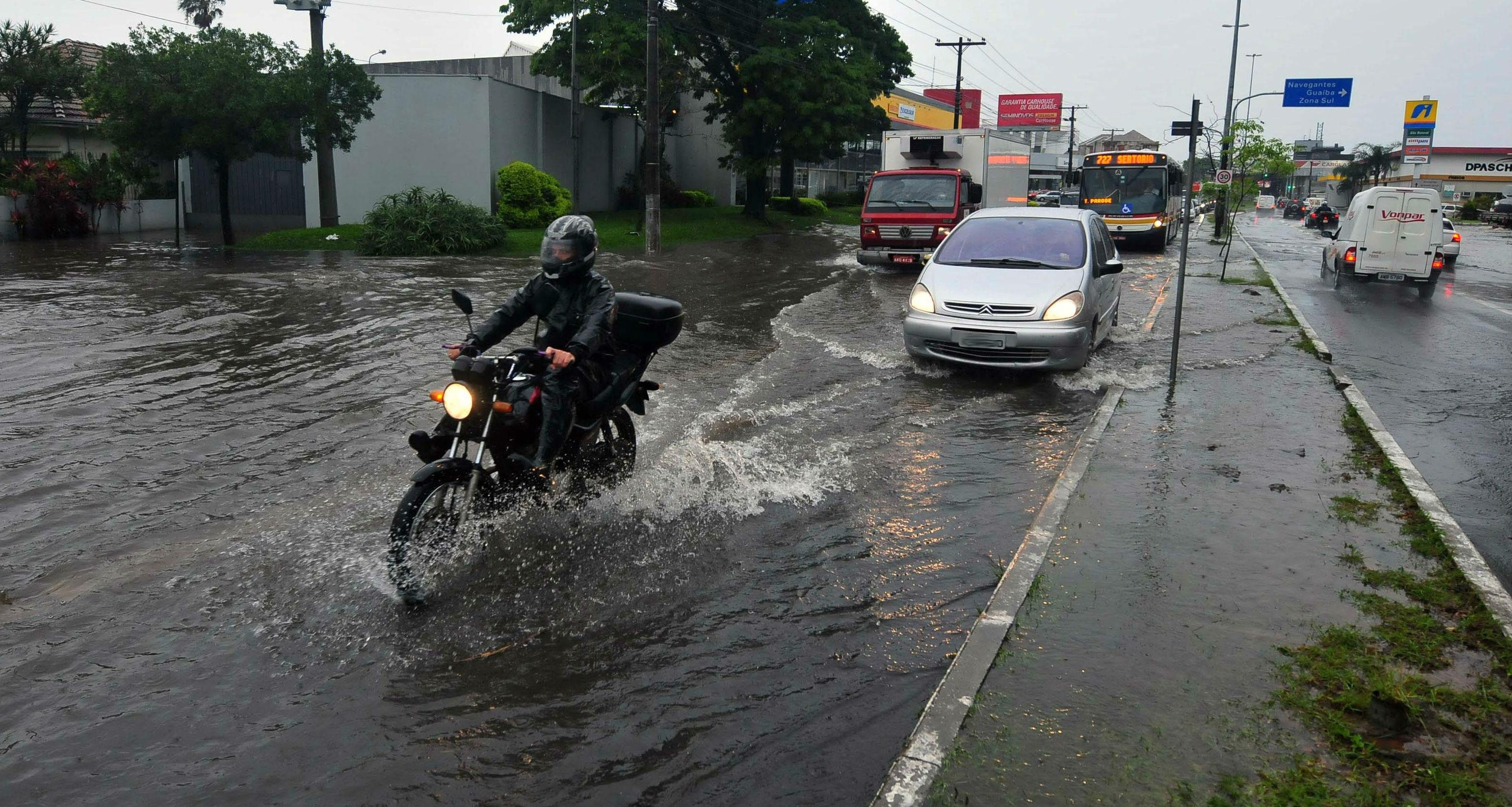Trecho que fica em frente ao Bourbon da Assis Brasil continua prejudicado