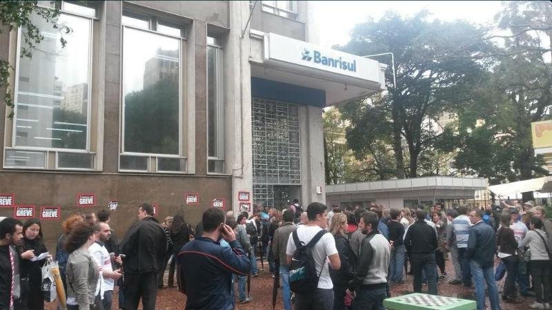 Servidores realizaram protesto no Centro nesta tarde