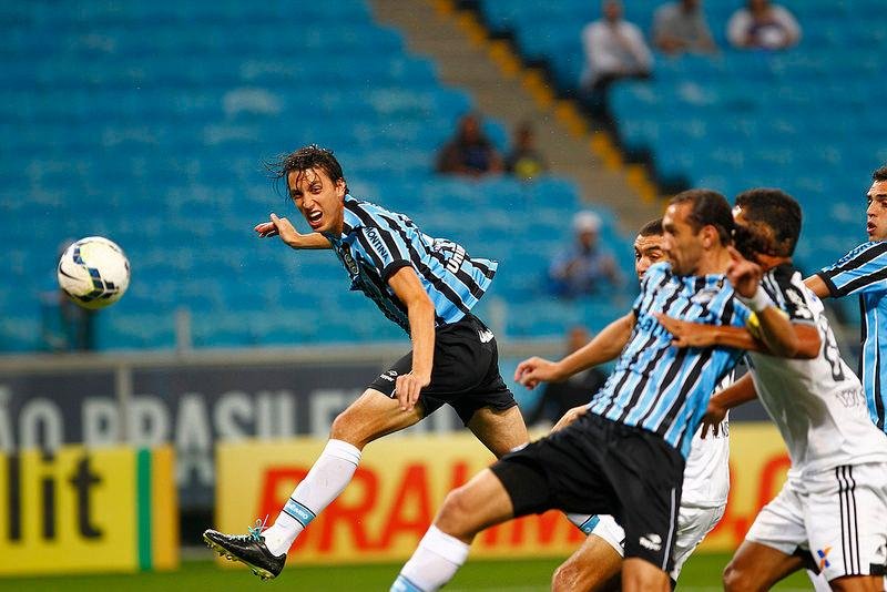 Zagueiro Geromel confia em retorno do Gr&ecirc;mio ao G4