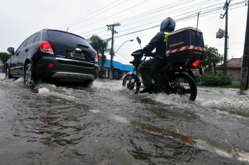 DEP realiza limpeza de bueiros da avenida Sert&oacute;rio ap&oacute;s alagamentos