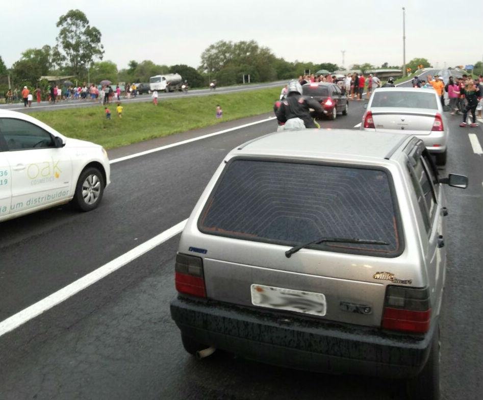 Protesto na rodovia come&ccedil;ou no fim da tarde