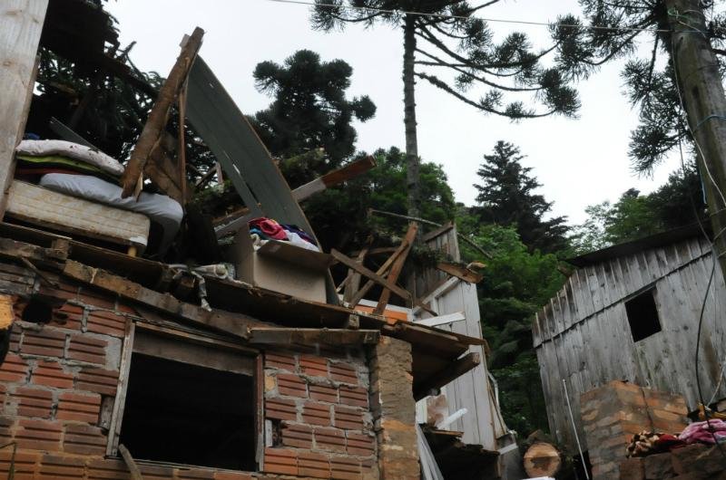Temporal provocou destelhamentos em v&aacute;rios bairros