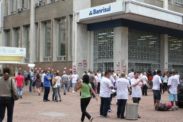 Nesta segunda, os funcion&aacute;rios voltam a se concentrar em frente &agrave; ag&ecirc;ncia central do Banrisul, na Pra&ccedil;a da Alf&acirc;ndega