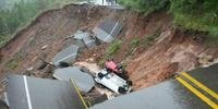 Estrada cedeu em um trecho de 100 metros em junho, por causa de uma enxurrada