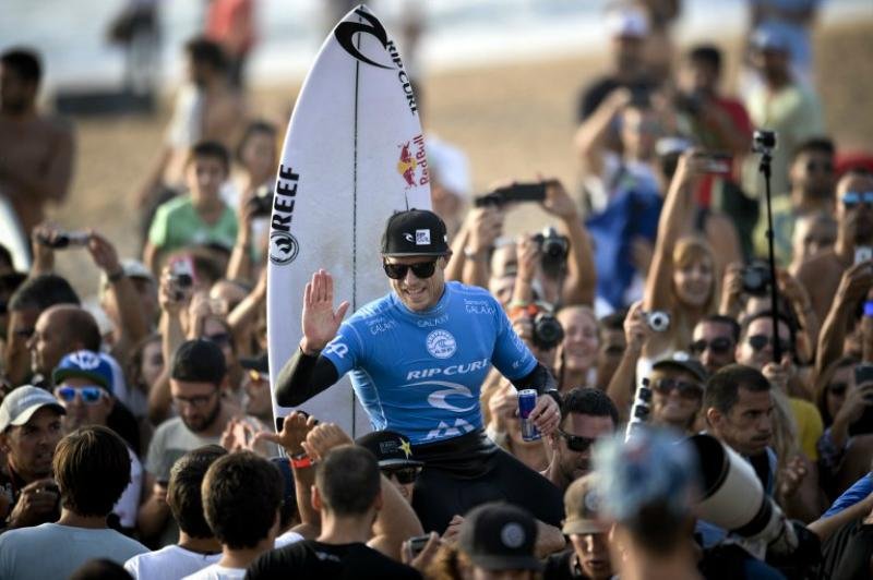 Atual campe&atilde;o mundial superou o sul-africano Jordy Smith por 15.50 a 7.67 na final