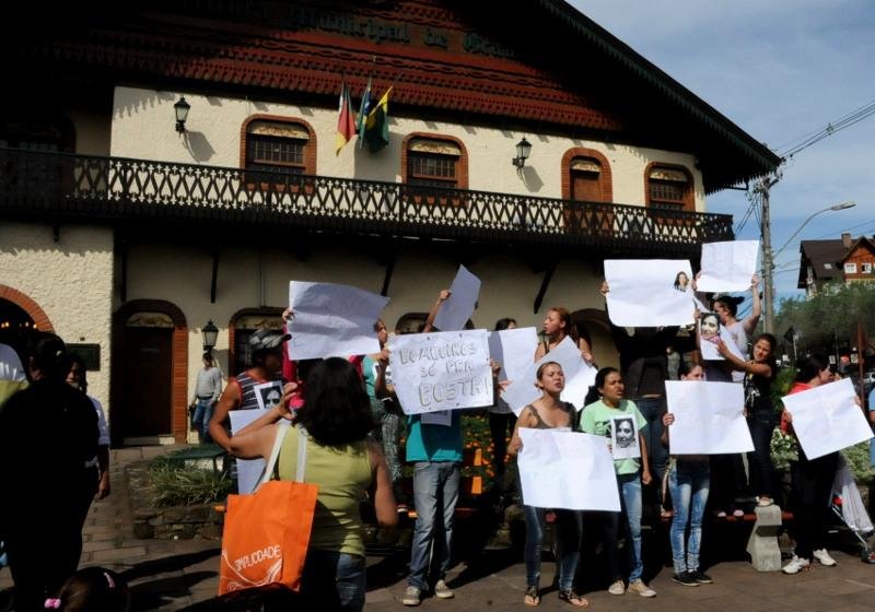 Prefeito de Gramado recebeu grupo que denunciou que corte de pinheiro n&atilde;o foi feito mesmo com autoriza&ccedil;&atilde;o