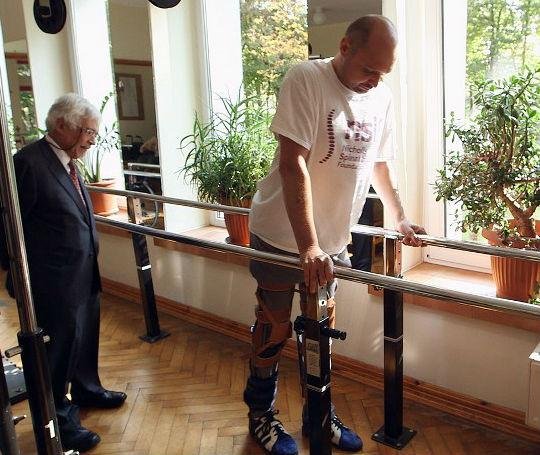 Homem com paralisia volta a caminhar ap&oacute;s tratamento revolucion&aacute;rio