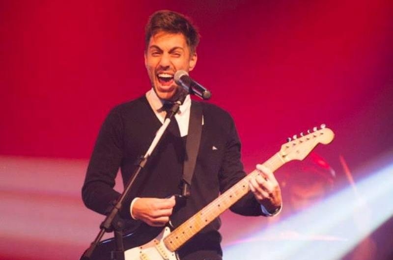 Cris M&ouml;ller &eacute; o vocalista e guitarrista do grupo ga&uacute;cho
