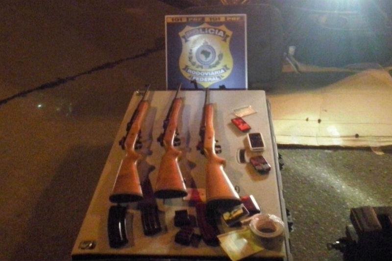 Foram encontradas 3 carabinas de calibre .556 no porta-malas de uma camionete