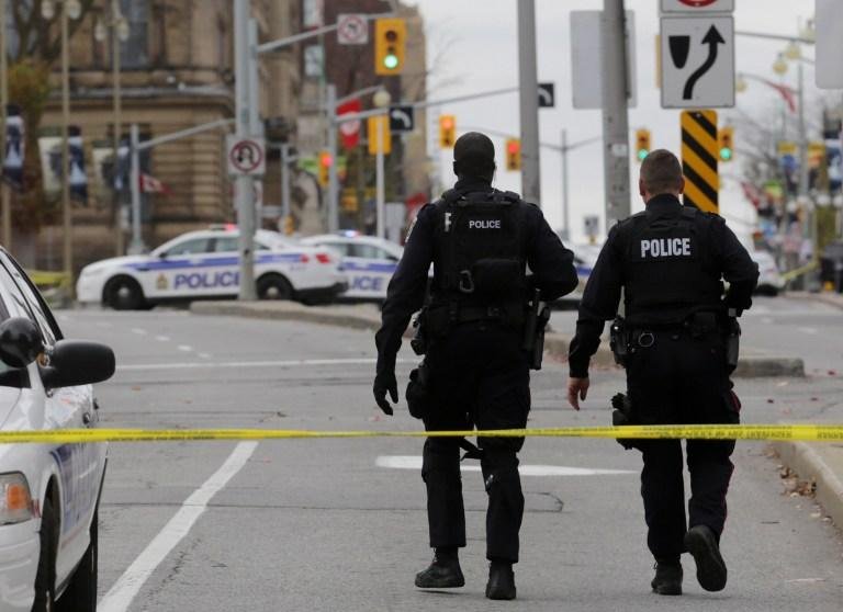 Policiais fazem guarda pr&oacute;ximo ao Parlamento canadense ap&oacute;s tiroteio 