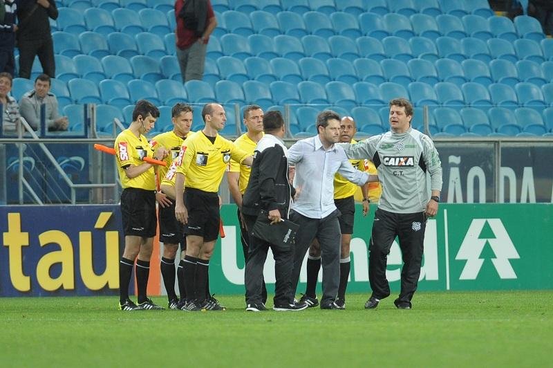 T&eacute;cnico Argel tamb&eacute;m reclamou da arbitragem durante a partida