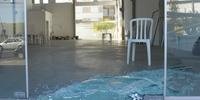 Cadeiras de plástico foram roubadas na avenida Padre Cacique 
