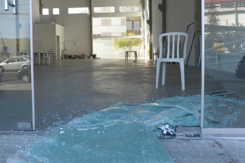 Cadeiras de pl&aacute;stico foram roubadas na avenida Padre Cacique 