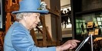 Rainha Elizabeth II escreve  primeira mensagem no Twitter.