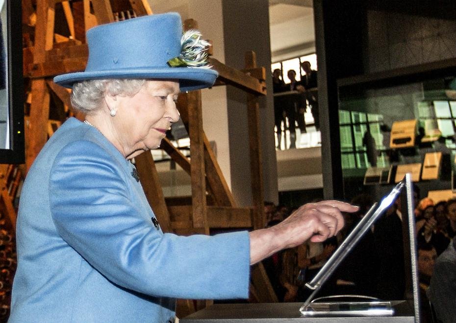 Rainha Elizabeth II escreve  primeira mensagem no Twitter.