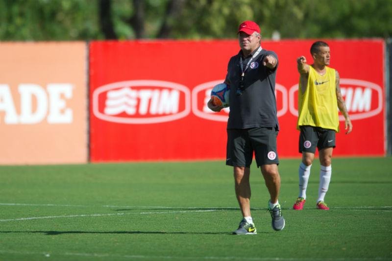 Abel reclama de desaten&ccedil;&atilde;o e pede para jogadores fazerem faltas t&aacute;ticas
