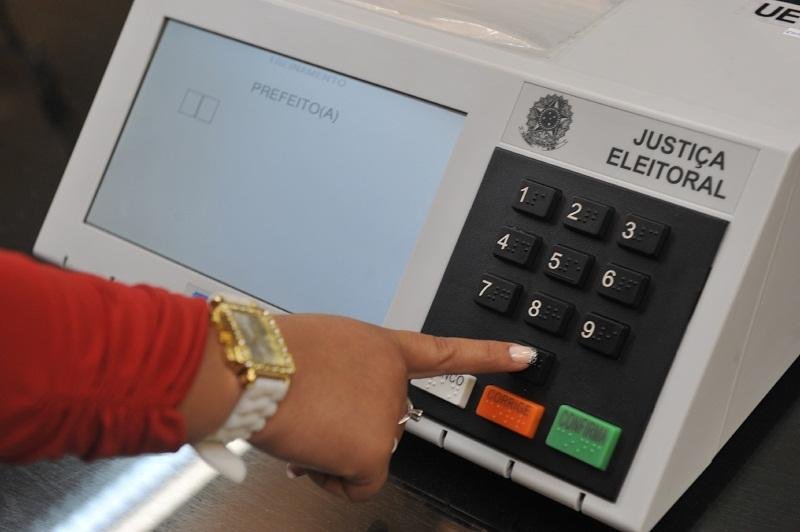 Eleitor levar&aacute; em m&eacute;dia 18 segundos para votar no domingo 