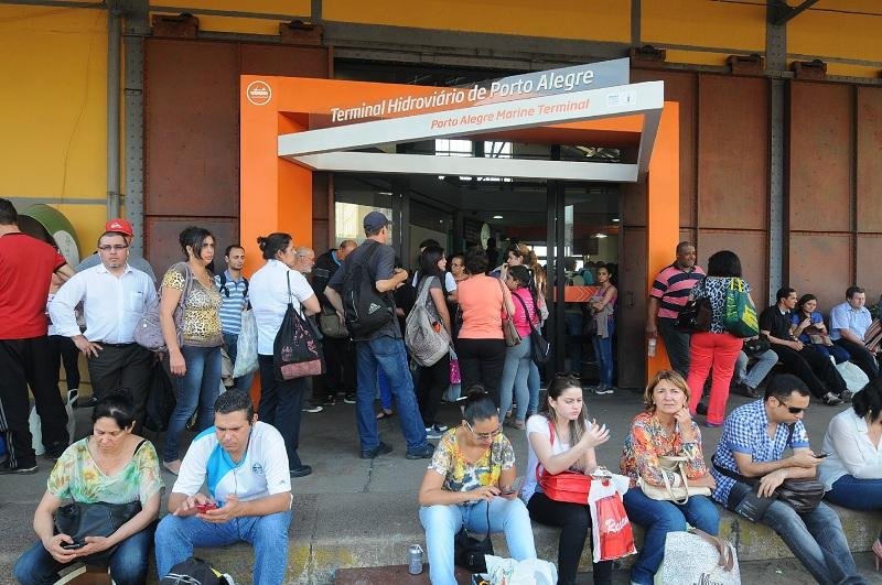 Cerca de 500 pessoas aguardavam lugar para chegar a Gua&iacute;ba no fim da tarde
