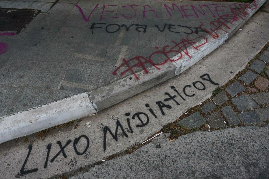 Sede da revista Veja &eacute; alvo de vandalismo em S&atilde;o Paulo