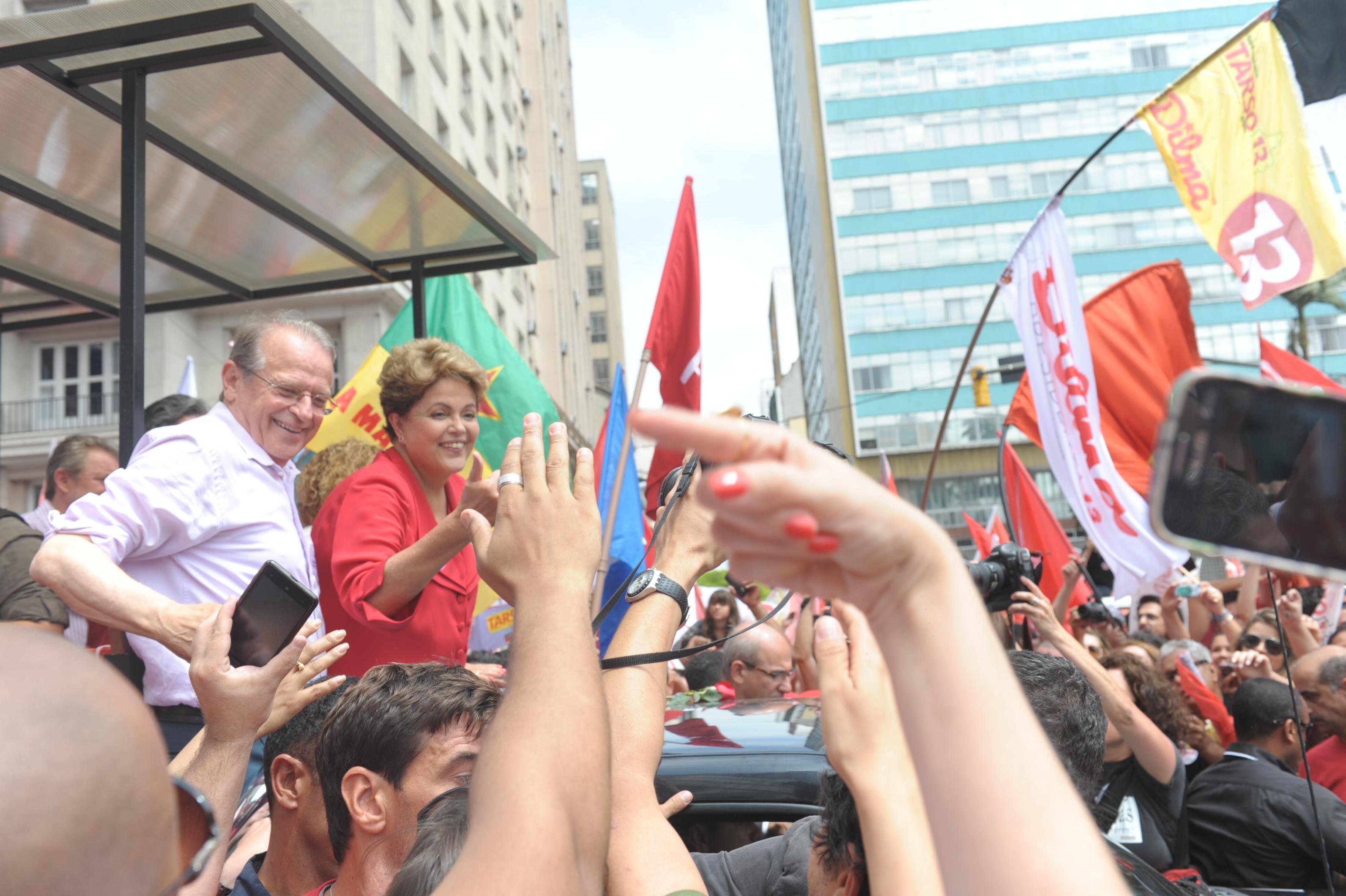 Com&iacute;cio com Dilma e Tarso atrai centenas em Porto Alegre 