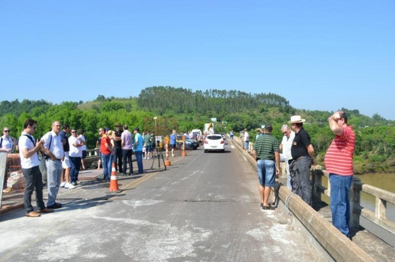 Passagem na ponte &eacute; permitida para ve&iacute;culos leves