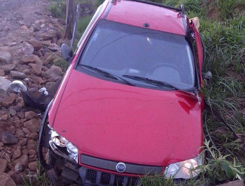 Ocupantes foram arremessados para fora do ve&iacute;culo, em Tr&ecirc;s Cachoeiras