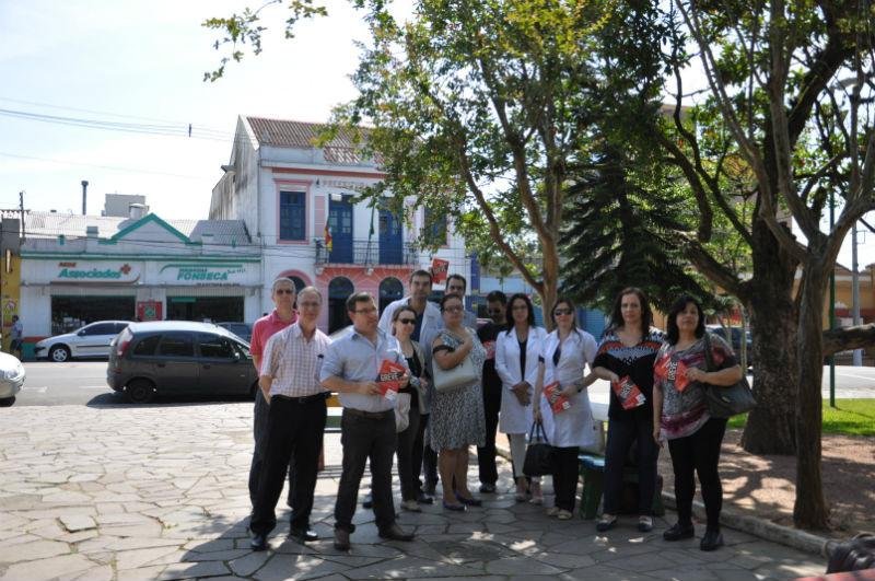 Na tarde desta segunda-feira, a concentra&ccedil;&atilde;o aconteceu em frente ao Centro e &agrave; prefeitura