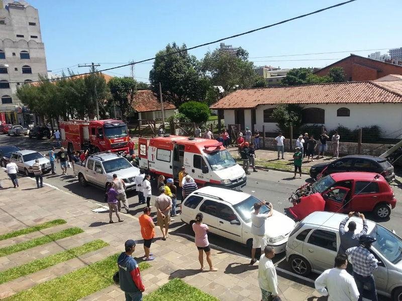 Bombeiros foram acionados para ajudar a tirar idosa das ferragens