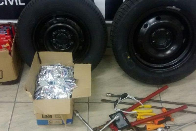 Dentro do carro, foram localizados duas rodas de ve&iacute;culo