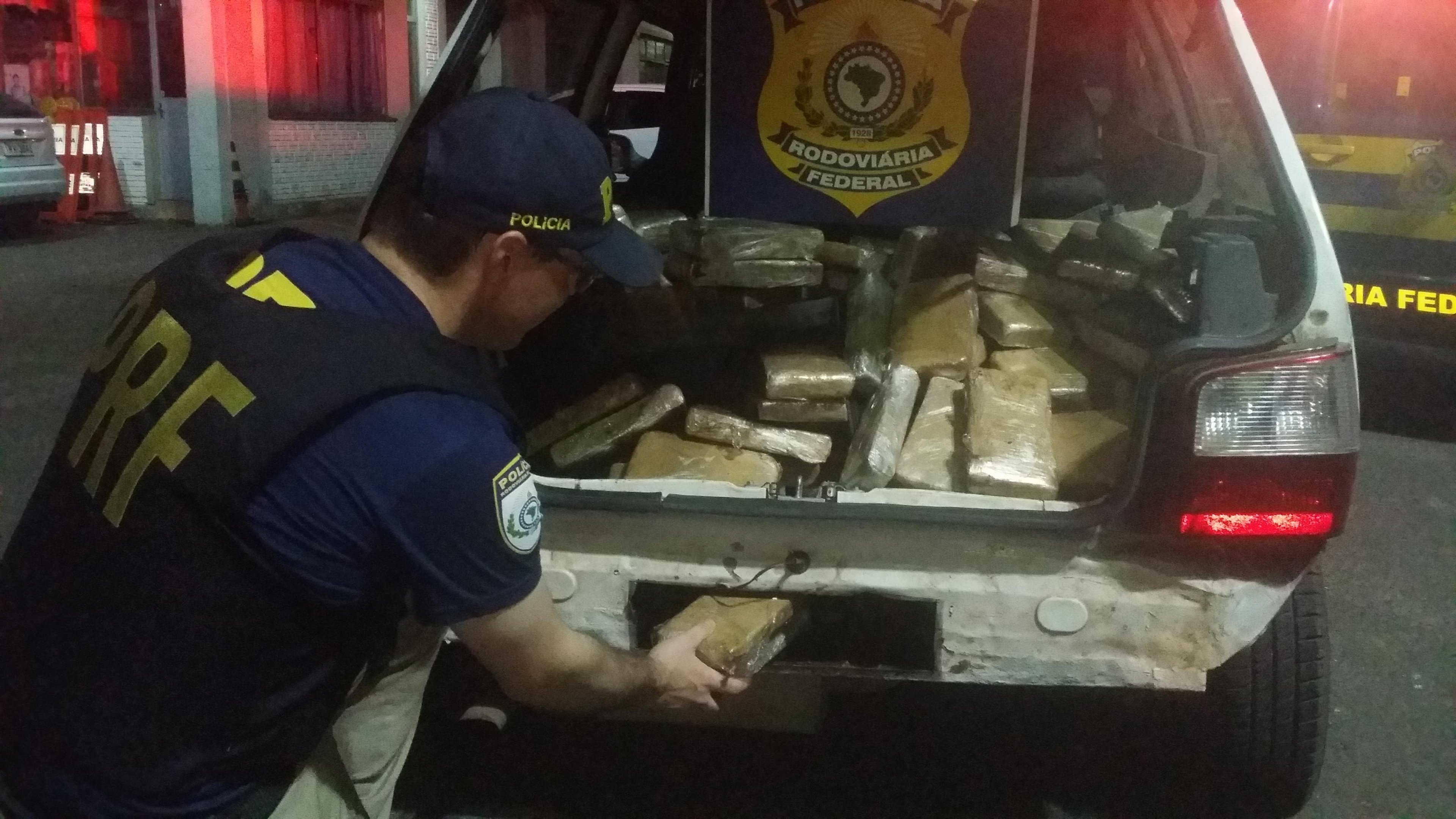 Jovem &eacute; preso com 107 tijolos de maconha em Livramento 