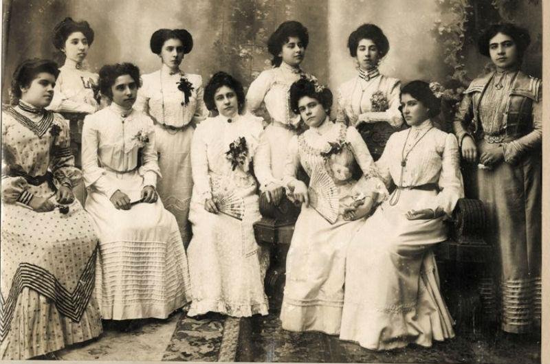 A exposi&ccedil;&atilde;o &eacute; composta por 120 fotografias do arquivo da artista