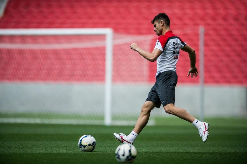 Alex segue na fisioterapia e &eacute; d&uacute;vida no Inter 