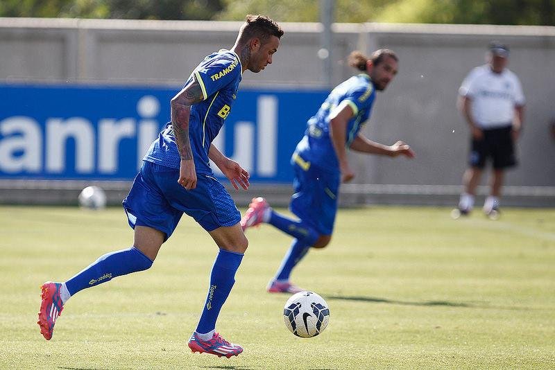 Luan, que estava suspenso contra o Coritiba, volta ao time titular