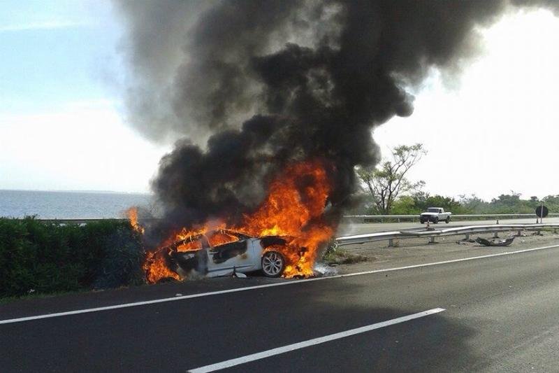Carro pega fogo ap&oacute;s acidente, na freeway