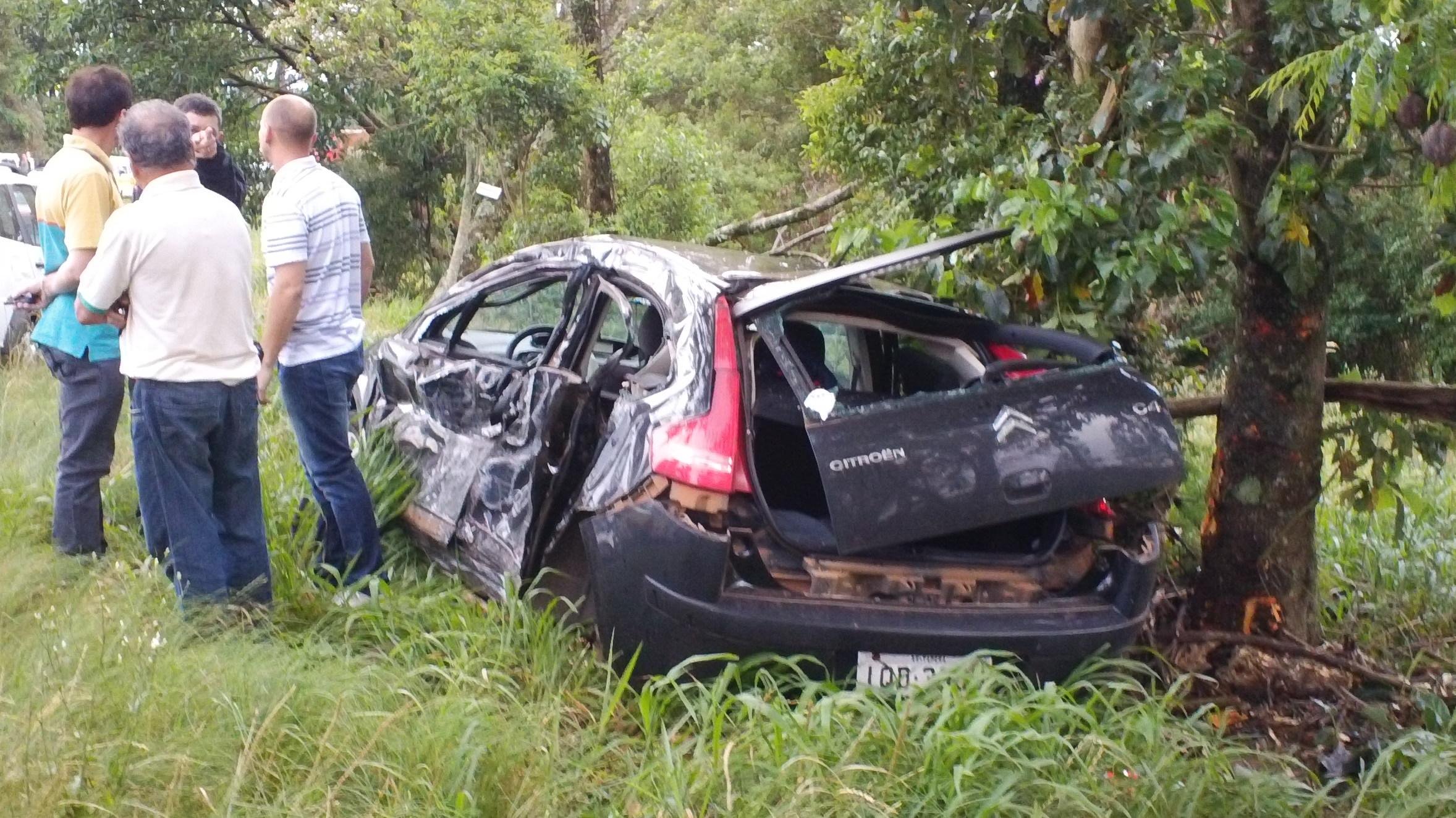 Acidente entre &ocirc;nibus e carro deixou um morto na ERS 142