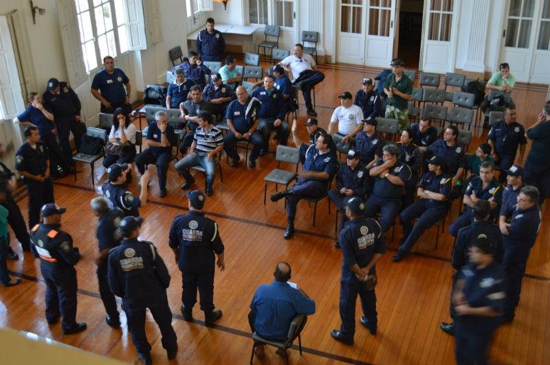 Guardas municipais protestam contra redu&ccedil;&atilde;o de plant&otilde;es em Santa Maria 