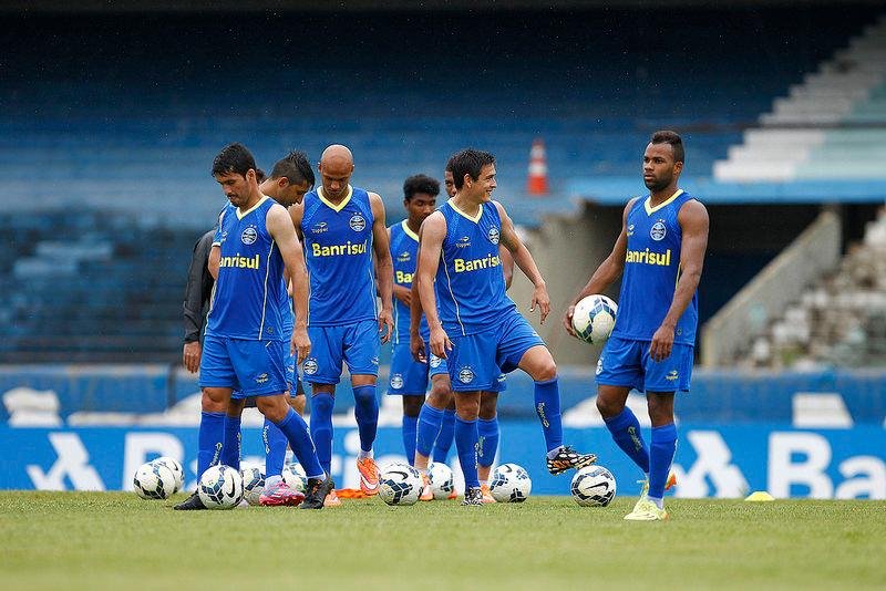 Gr&ecirc;mio treina bolas paradas antes de enfrentar Vit&oacute;ria
