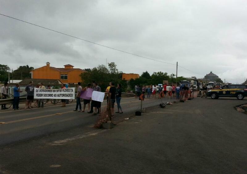 Protesto bloqueia BR 116 por quase uma hora em Pelotas