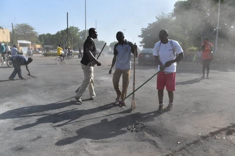 Popula&ccedil;&atilde;o limpa ruas de Burkina Faso ap&oacute;s confrontos