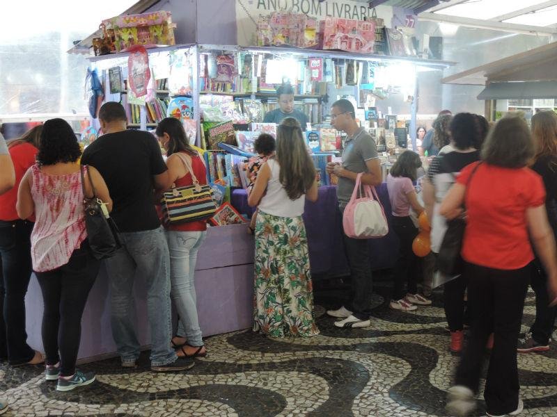 Vendedores ficaram satisfeitos com vendas de livro neste s&aacute;bado