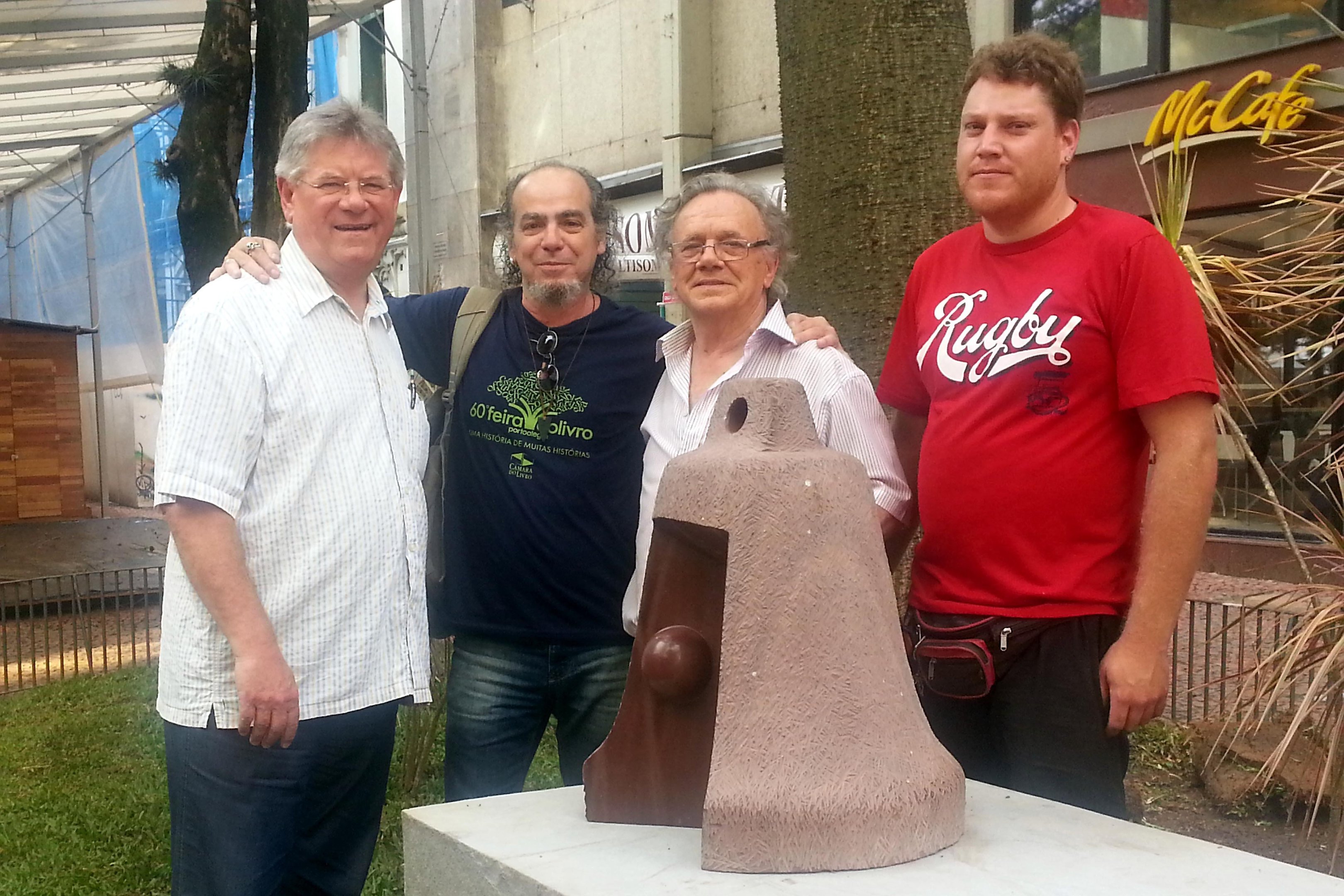 Antes da inaugura&ccedil;&atilde;o do monumento, o escultor Bez Batti participa de um encontro com a comunidade das artes pl&aacute;sticas